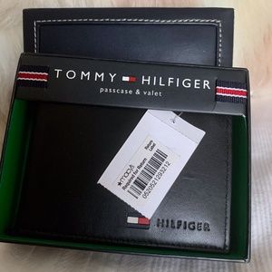 Tommy Hilfiger Black Leather Wallet ( NEW IN BOX )